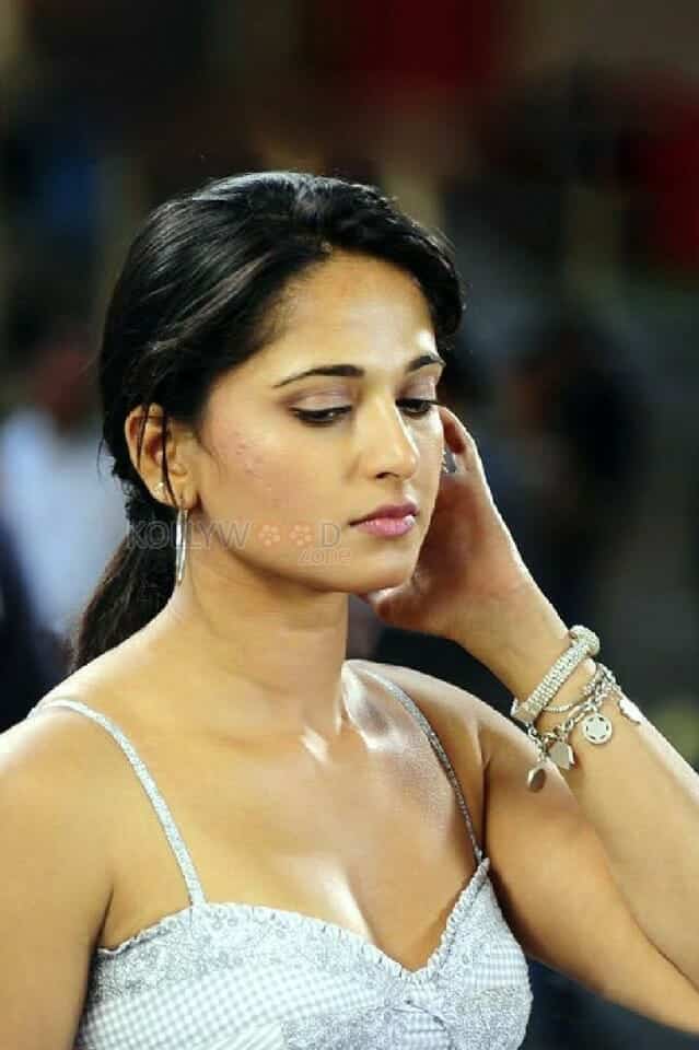 Sensual Anushka Shetty Photos 02