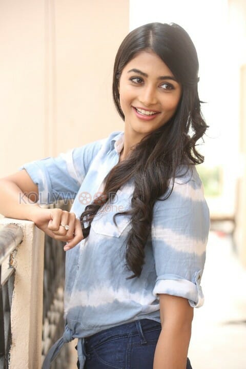Sexy Actress Model Pooja Hegde Pictures