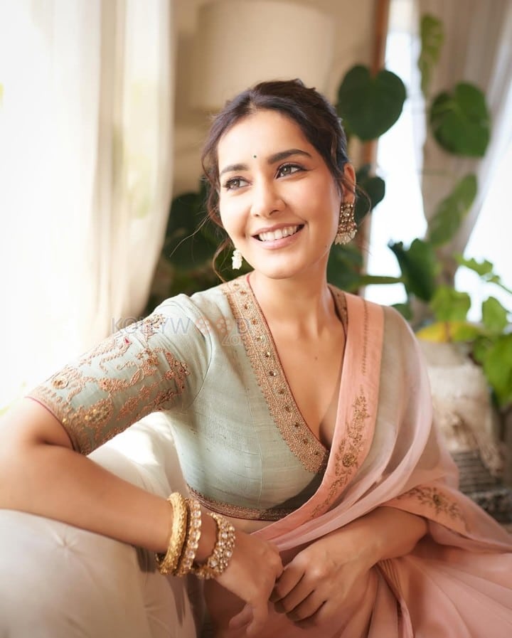 Sexy Beautiful Raashi Khanna in a Pastel Saree at Waves Summit 2025 Photos 05
