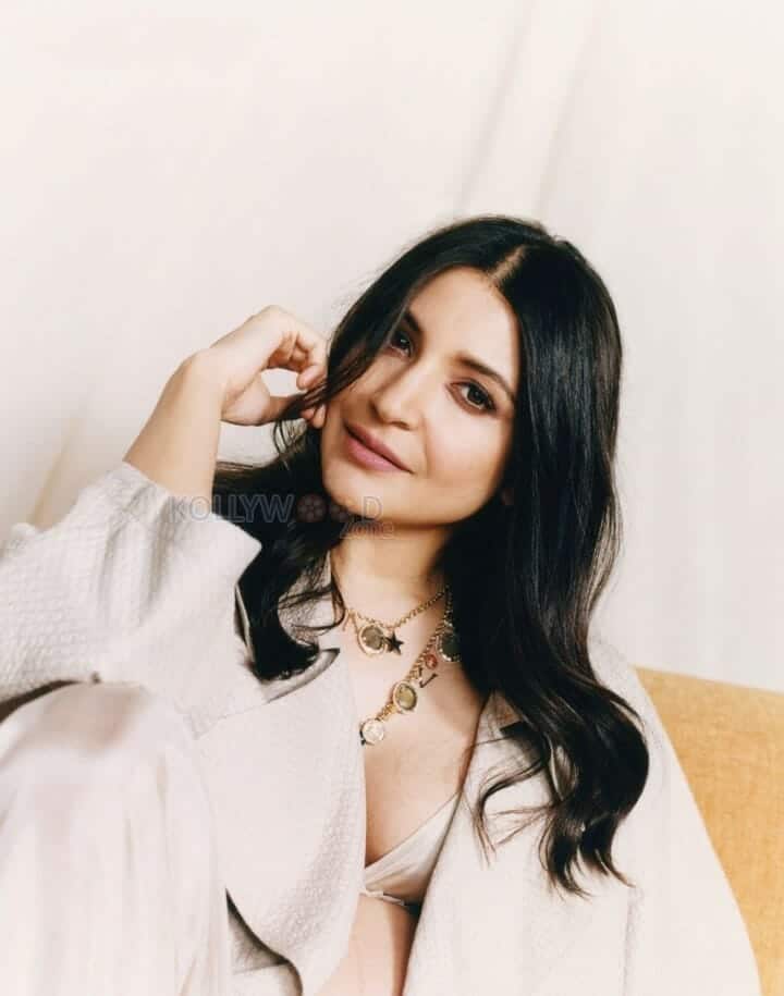 Sexy Beauty Anushka Sharma Still 01