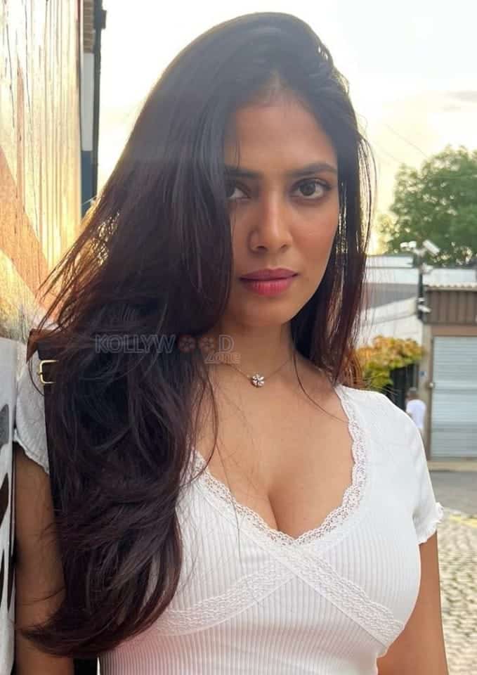 Sexy Beauty Malavika Mohanan in a White Crop Top Cleavage Photos 03