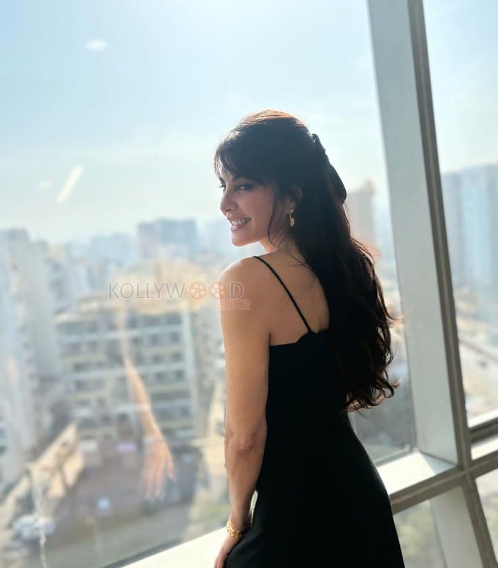 Sexy Cute Jacqueline Fernandez in a Little Black Dress Pictures 02