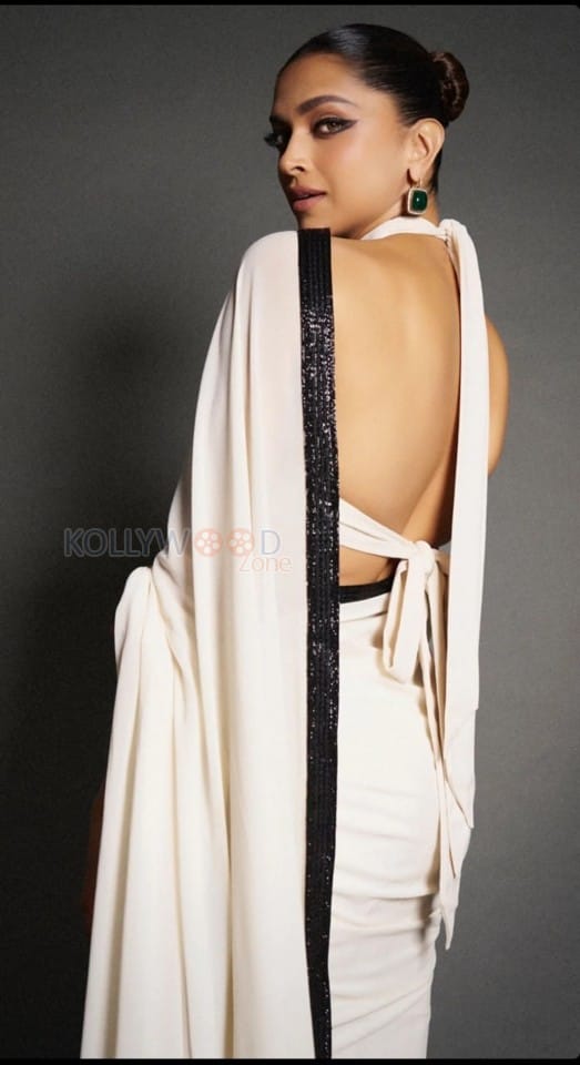 Sexy Deepika Padukone Backless in a White And Black Saree at Jawan Press Meet Photos 02