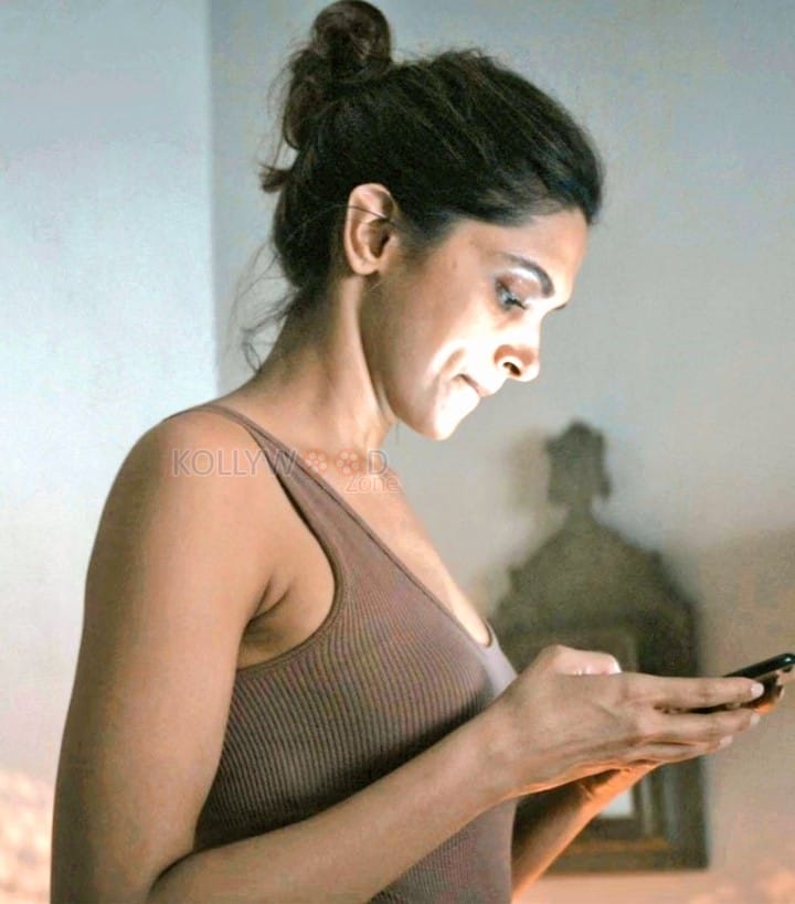 Sexy Deepika Padukone in a Brown Scoop Neck Tank Top Pictures 04