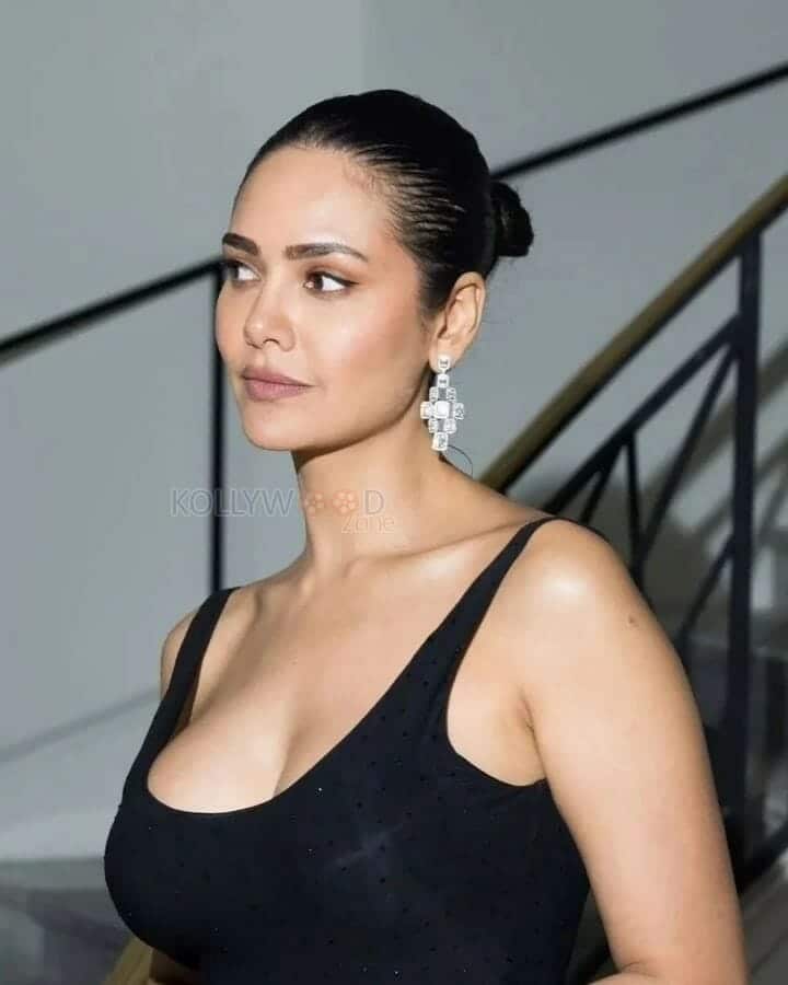 Sexy Diva Esha Gupta in Black Pictures 06