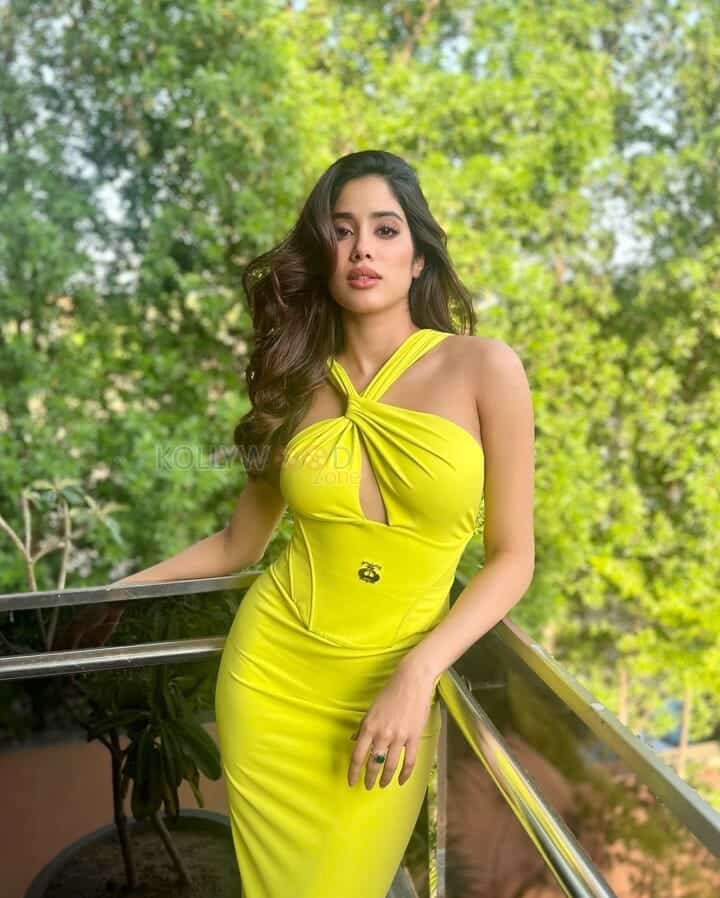 Sexy Doll Janhvi Kapoor in a Yellow Bodycon Dress Photos 03