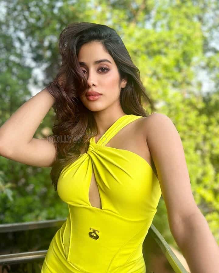 Sexy Doll Janhvi Kapoor in a Yellow Bodycon Dress Photos 04