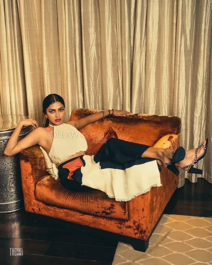 Sexy Dusky Beauty Amala Paul Photoshoot Pictures 06