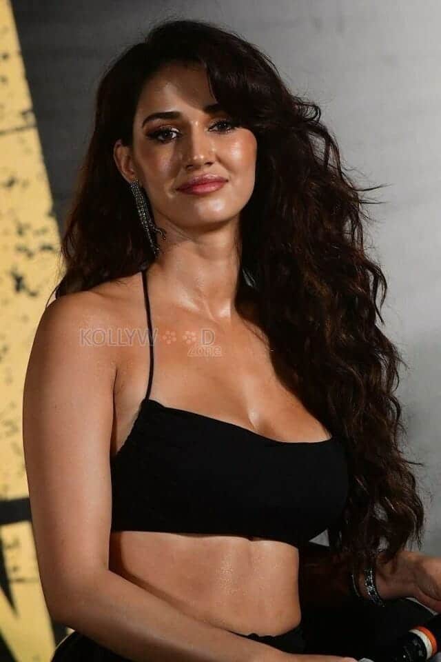 Sexy Hot Babe Disha Patani in Black Top Photos 01