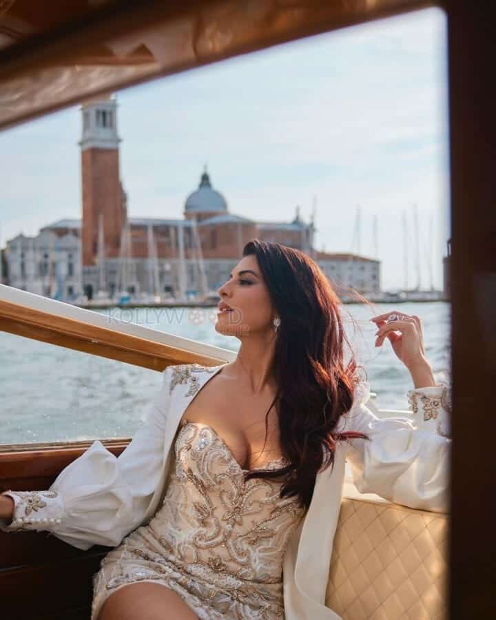 Sexy Jacqueline Fernandez at Ciao Venice Film Festival Pictures 01