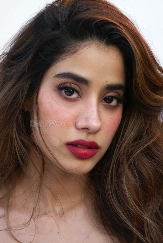 Sexy Janhvi Kapoor in a Scarlet Red Corset Gown for Valentines Day Pictures 04