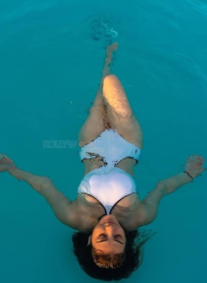 Sexy Kajal Aggarwal Vacation Bikini Pictures 01