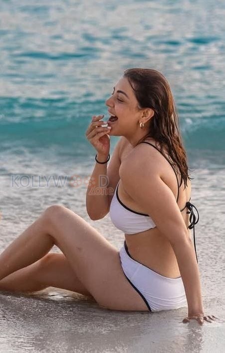 Sexy Kajal Aggarwal Vacation Bikini Pictures 02