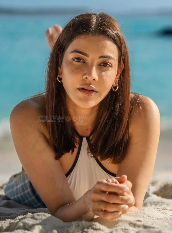 Sexy Kajal Aggarwal Vacation Bikini Pictures 03