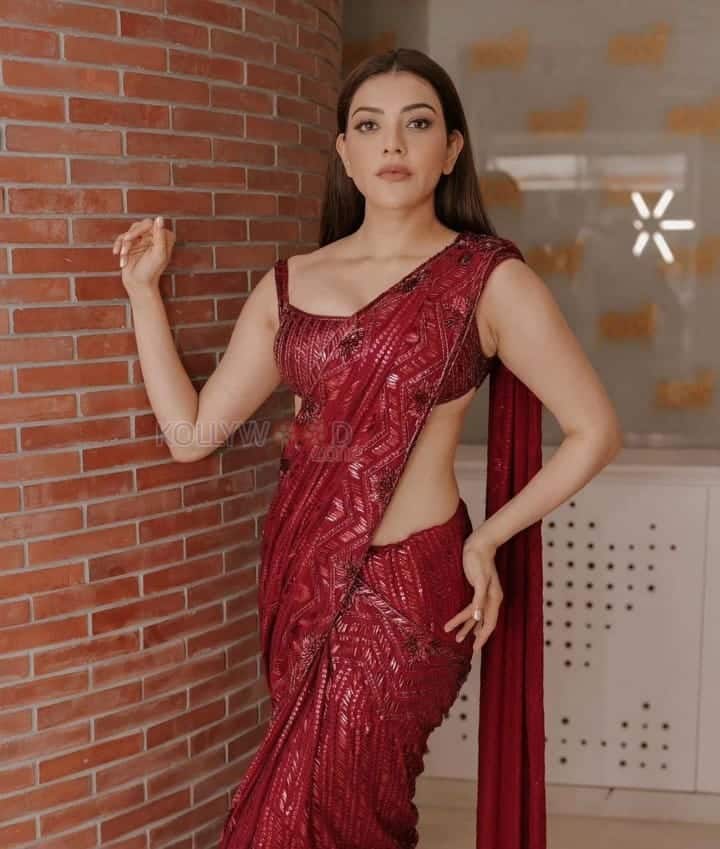 Sexy Kajal Aggarwal in a Shimmery Red Saree Pictures 02