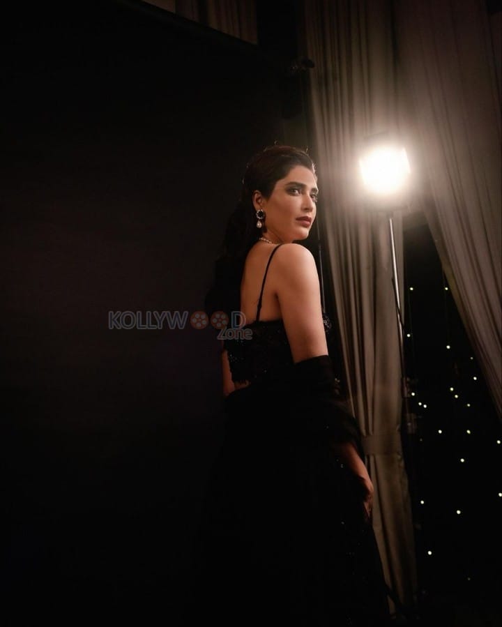 Sexy Karishma Tanna in a Golden Shimmering Black Saree Photos 02