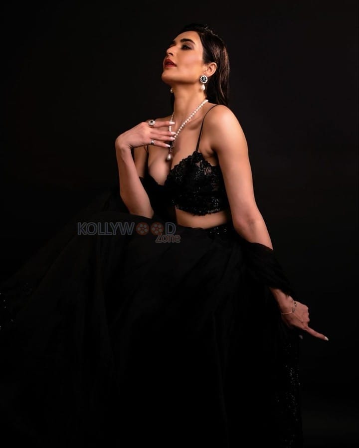 Sexy Karishma Tanna in a Golden Shimmering Black Saree Photos 04