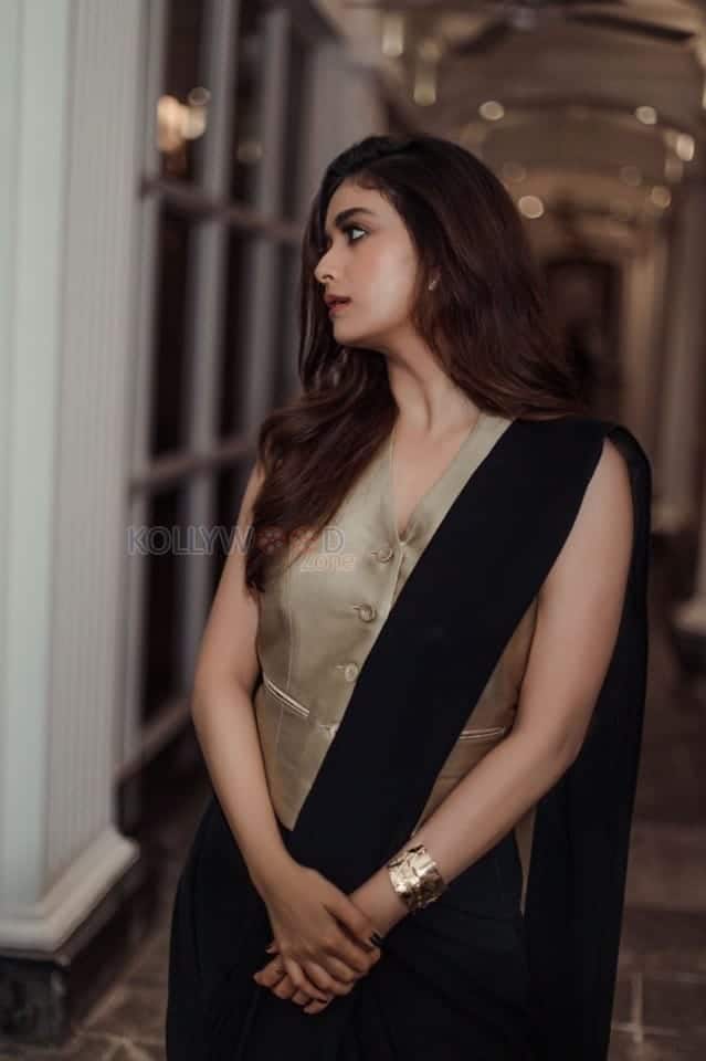 Sexy Keerthy Suresh in a Black Saree With a Bold Golden Vest Photos 01