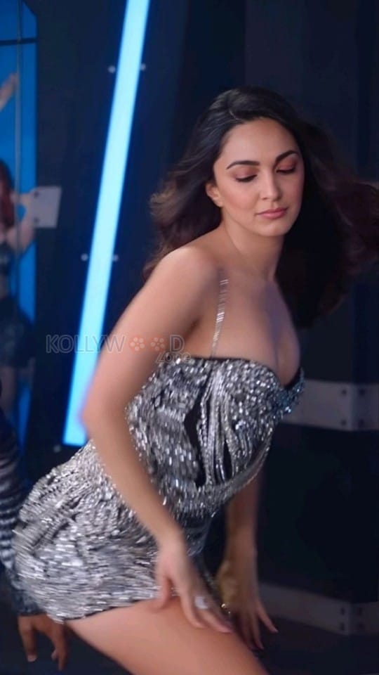 Sexy Kiara Advani Dance in Kyaa Baat Haii 2 0 Song Photos 02