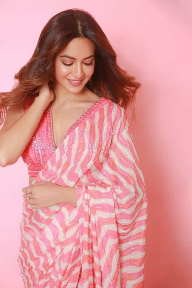Sexy Kriti Kharbanda in a Pink Saree Photo 01