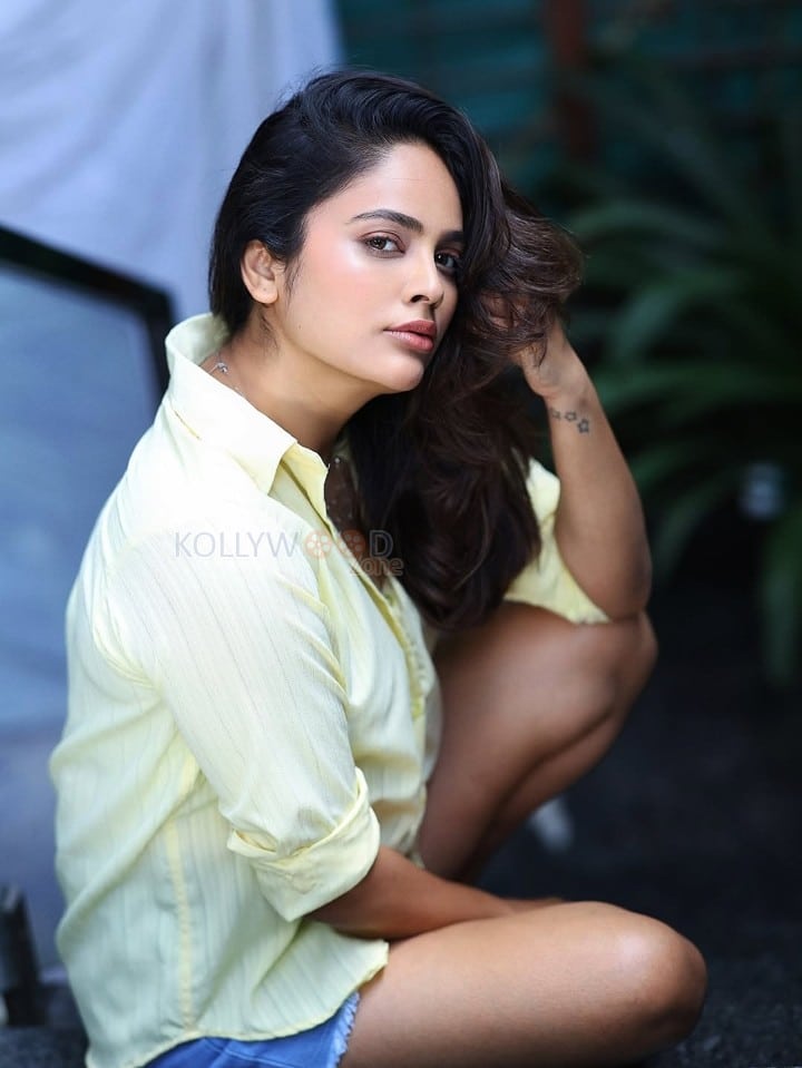 Sexy Nandita Swetha in a Light Yellow Shirt and Mini Denim Shorts Photos 02