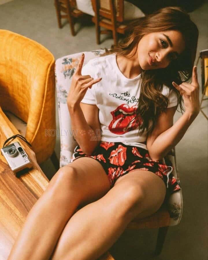 Sexy Pooja Hegde in a Rolling Stones T Shirt Photos 02