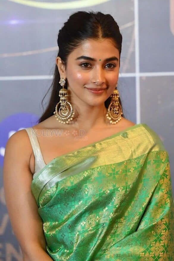Sexy Pooja Hegde In A Sleeveless Green Silk Saree Photos 01 (261614