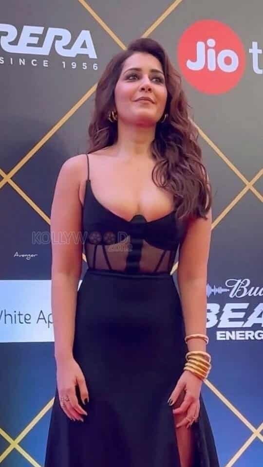 Sexy Raashi Khanna Showing Pushup Cleavage in a Black Gown Photos 04