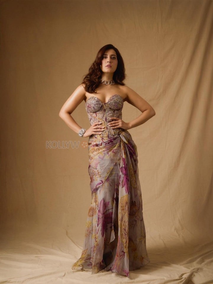 Sexy Raashii Khanna in a Strapless Embellished Corset Style Top with a Matching Draped Skirt Photos 09