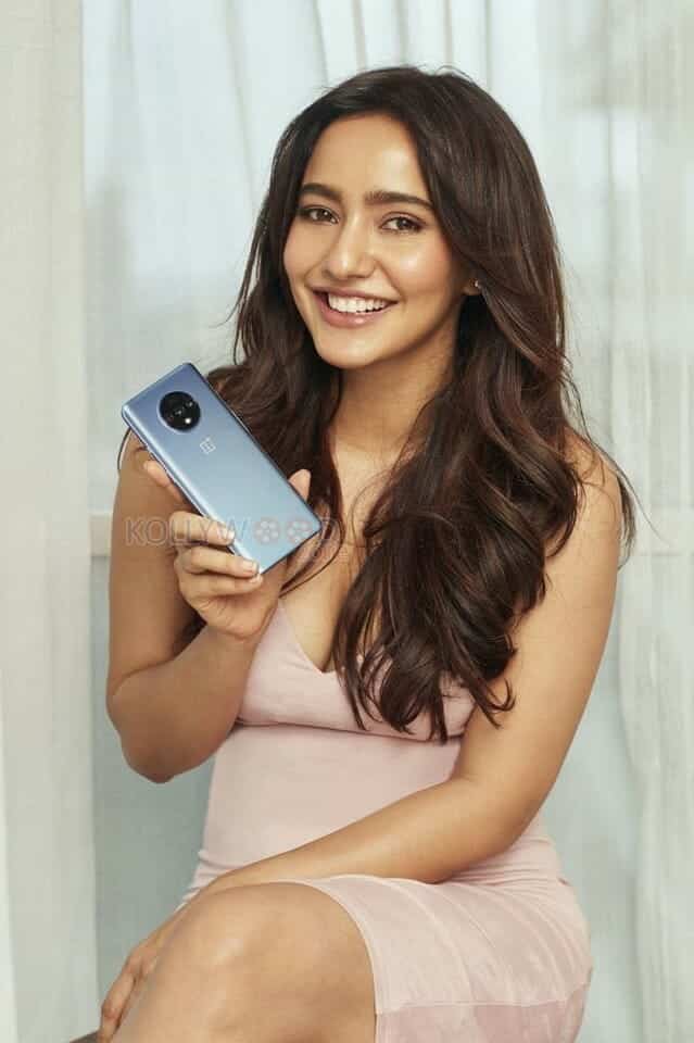 Sexy Smiling Neha Sharma Mobile Phone Picture 01