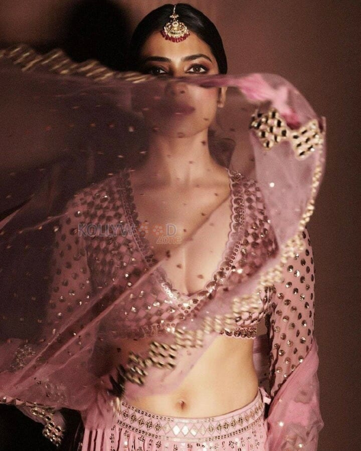 Sexy Stylish and Sensual Malavika Mohanan Photoshoot Pictures 07