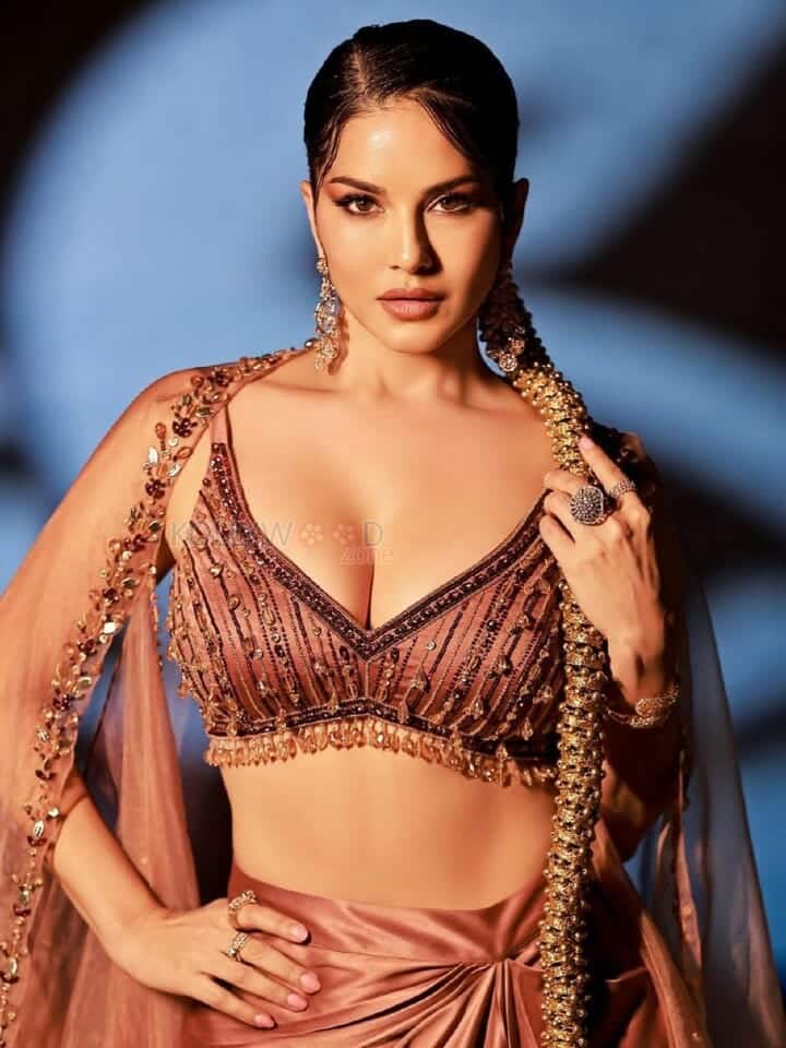 Sexy Sunny Leone in a Gorgeous Ethnic Wear Photos 01
