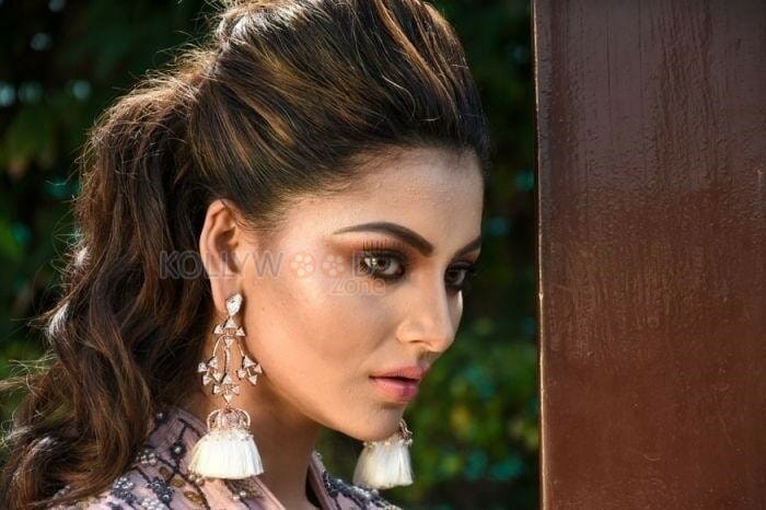 Sexy Urvashi Rautela Photoshoot Pictures