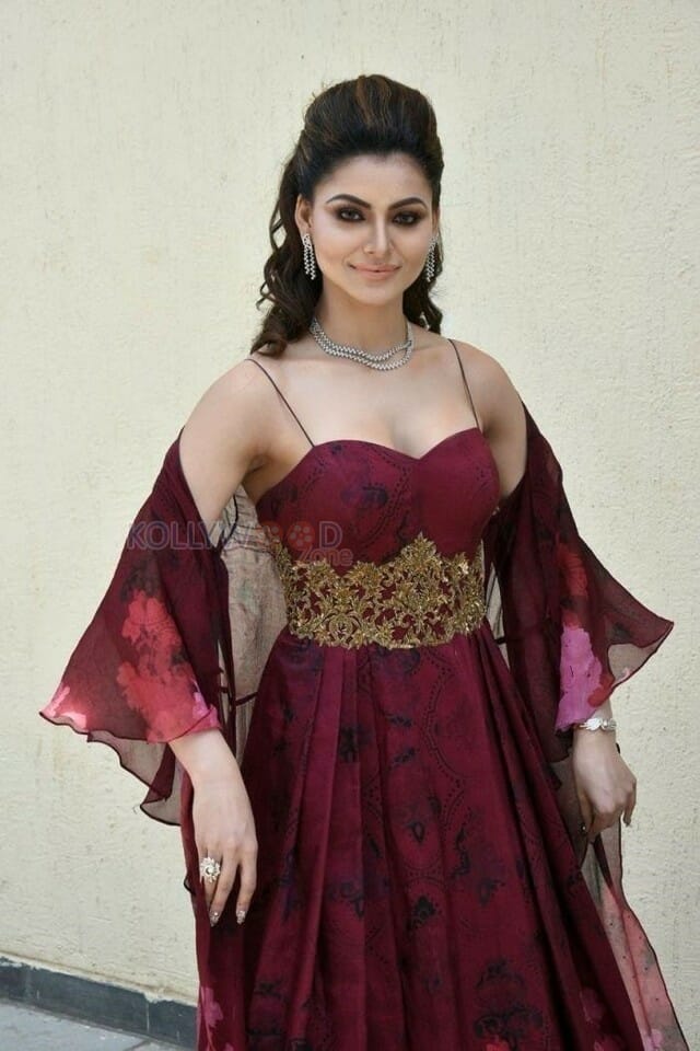 Sexy Urvashi Rautela Photoshoot Pictures