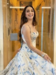 Sexy And Hot Kiara Advani Stills 02 (210506) | Kollywood Zone