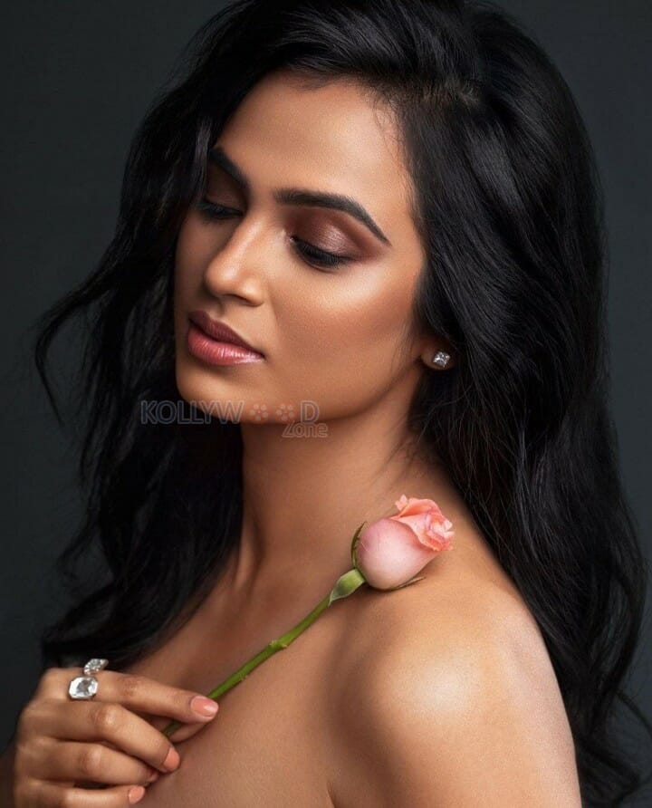 Sizzling Beauty Ramya Pandian Photoshoot Stills 03