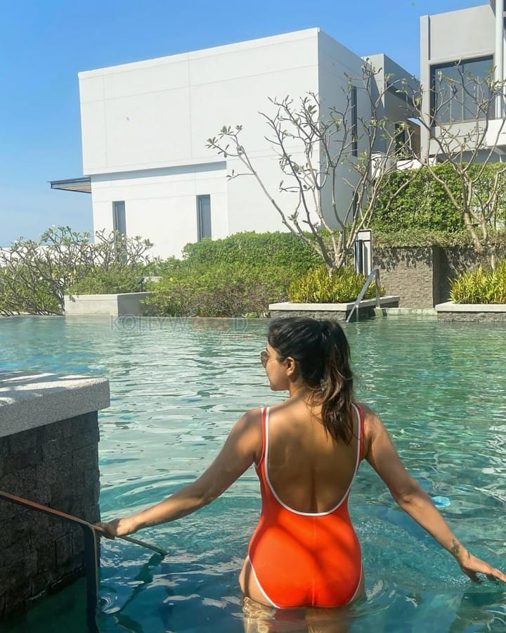 Sizzling Beauty Sakshi Agarwal in a Red Monokini Photos 05