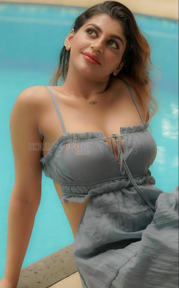 Sizzling Diva Yashika Aannand in a Stylish Grey Dress Photos 06