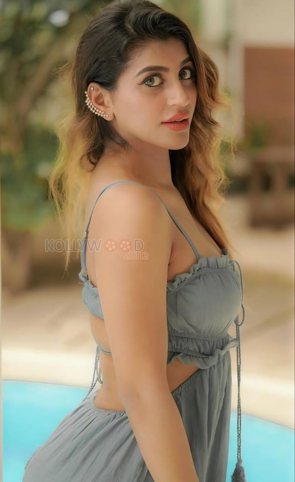 Sizzling Diva Yashika Aannand in a Stylish Grey Dress Photos 08
