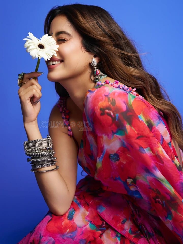 Smiling Beauty Janhvi Kapoor in a Floral Pink Printed Saree with Matching Sleeveless Blouse Photos 01