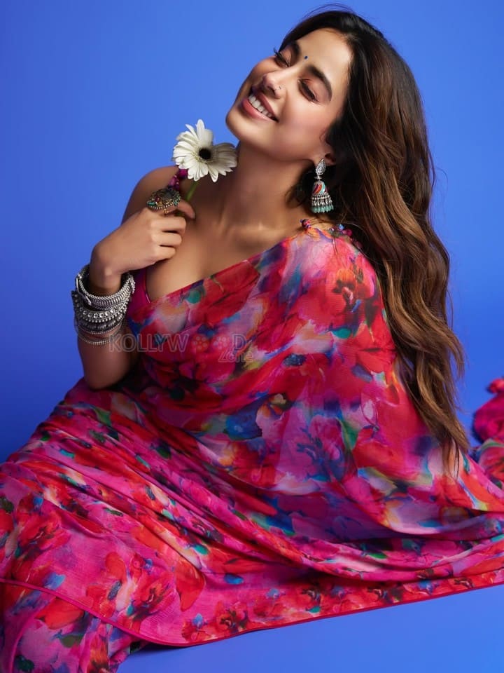 Smiling Beauty Janhvi Kapoor in a Floral Pink Printed Saree with Matching Sleeveless Blouse Photos 04