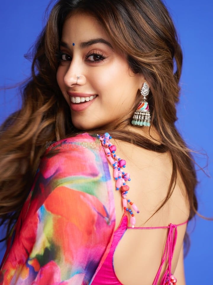 Smiling Beauty Janhvi Kapoor in a Floral Pink Printed Saree with Matching Sleeveless Blouse Photos 05