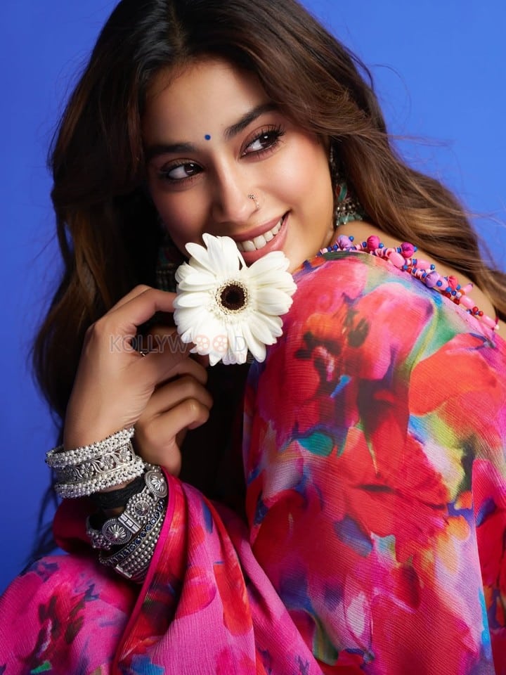 Smiling Beauty Janhvi Kapoor in a Floral Pink Printed Saree with Matching Sleeveless Blouse Photos 07