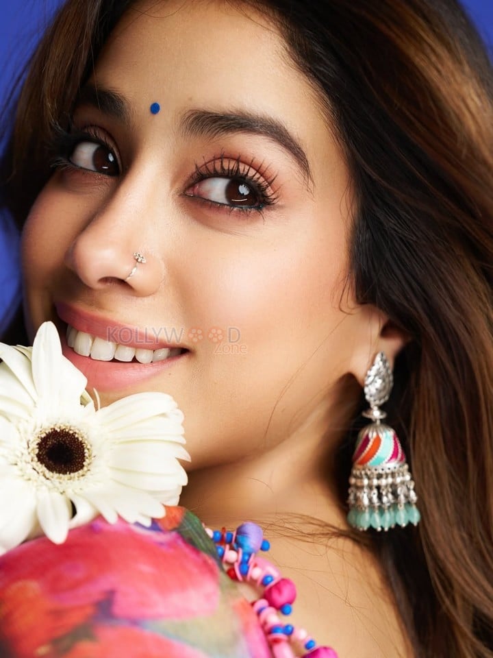 Smiling Beauty Janhvi Kapoor in a Floral Pink Printed Saree with Matching Sleeveless Blouse Photos 09