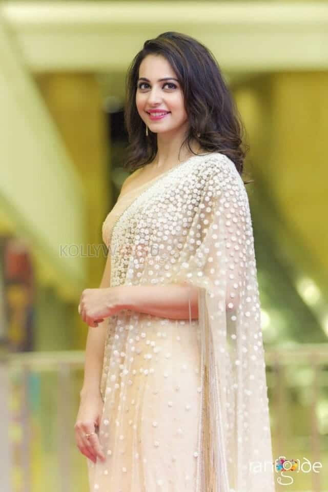 Smiling Beauty Rakul Preet Photo 01