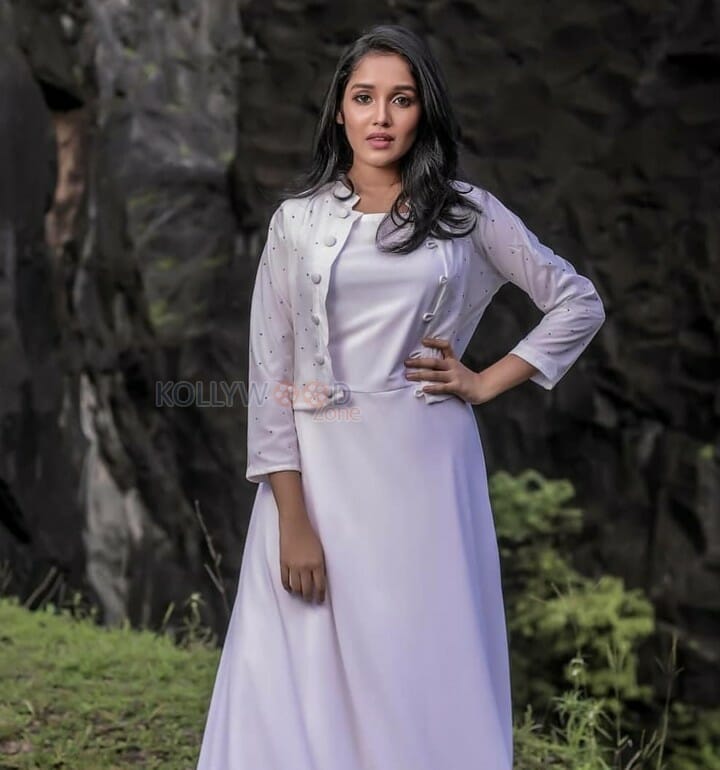 South Actress Anikha Photos