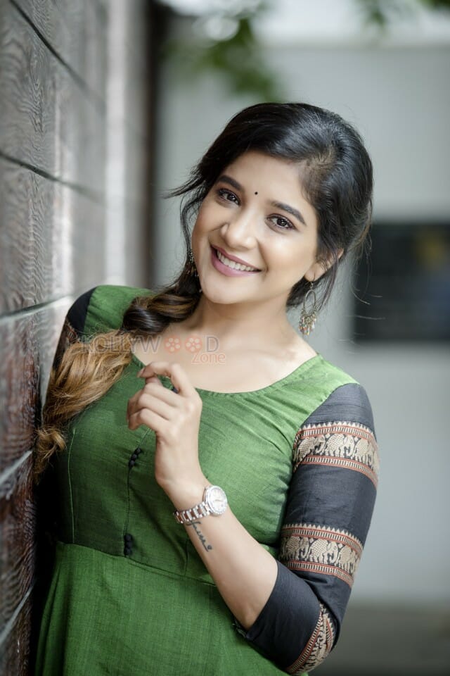 South Actress Sakshi Agarwal Photoshoot Pictures
