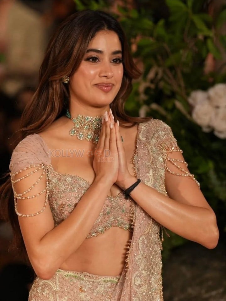 Sparkling Janhvi Kapoor in a Ethnic Lehenga at India Couture Week 2025 Photos 01