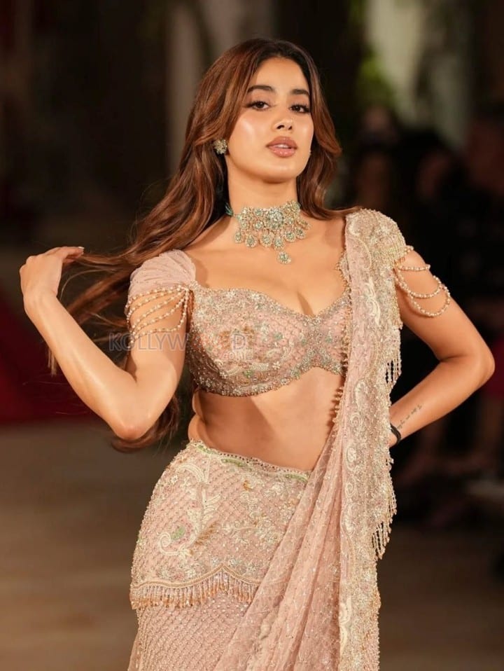Sparkling Janhvi Kapoor in a Ethnic Lehenga at India Couture Week 2025 Photos 03