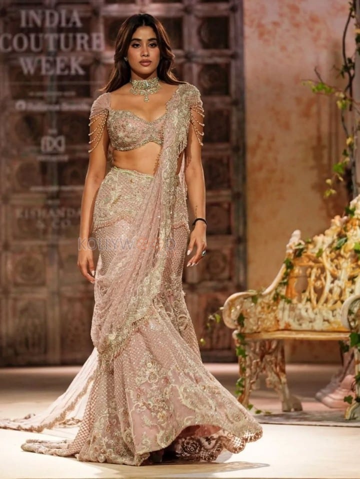 Sparkling Janhvi Kapoor in a Ethnic Lehenga at India Couture Week 2025 Photos 08